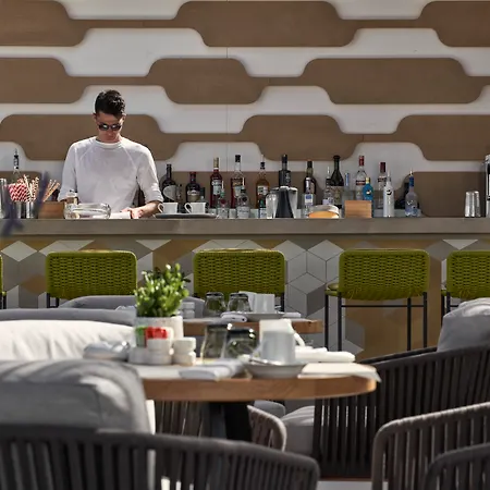 מלון Myconian Korali Relais & Chateaux 5*