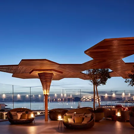 ミコニアン コラリ ルレ エ シャトー